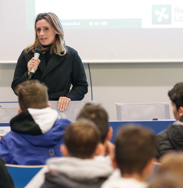 Scuola media di Origgio visita archivi storici Regione. «Incontro con un patrimonio di inestimabile valore»