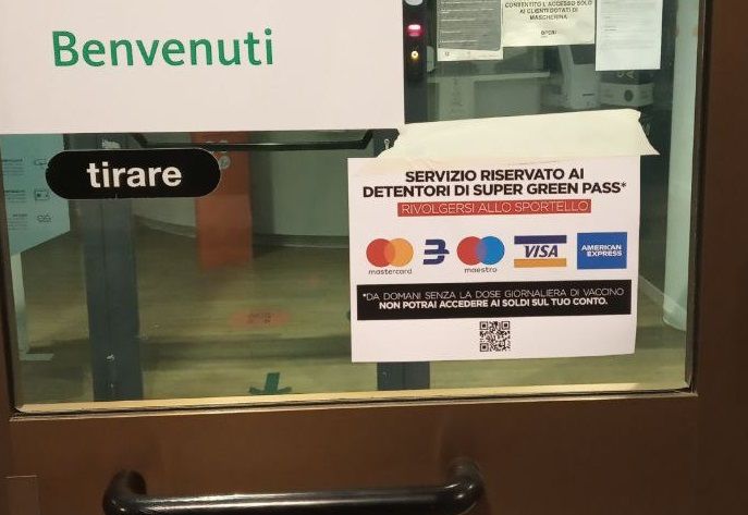 Green Pass, adesivi di CasaPound sui bancomat: “Vuoi prelevare i tuoi soldi? Vaccinati”