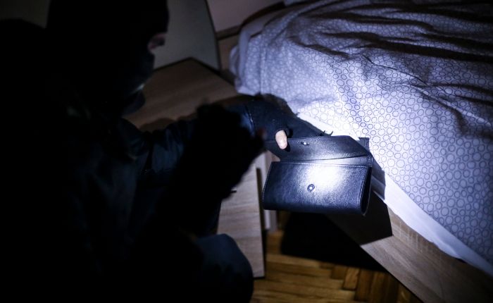 Dormono in una casa vacanza vuota, minacciano coppia e scappano con la loro auto