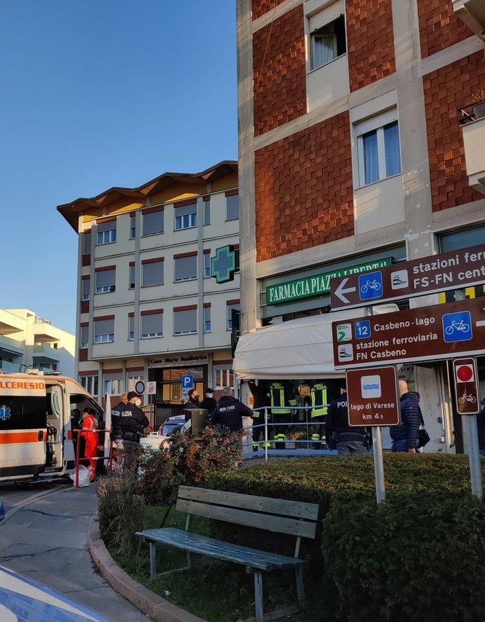 Tragedia sfiorata a Casbeno: ragazzina precipita dal secondo piano e viene salvata dalla tenda della farmacia