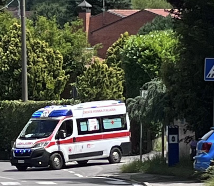 L'ambulanza lascia via Manzoni dopo l'intervento di soccorso