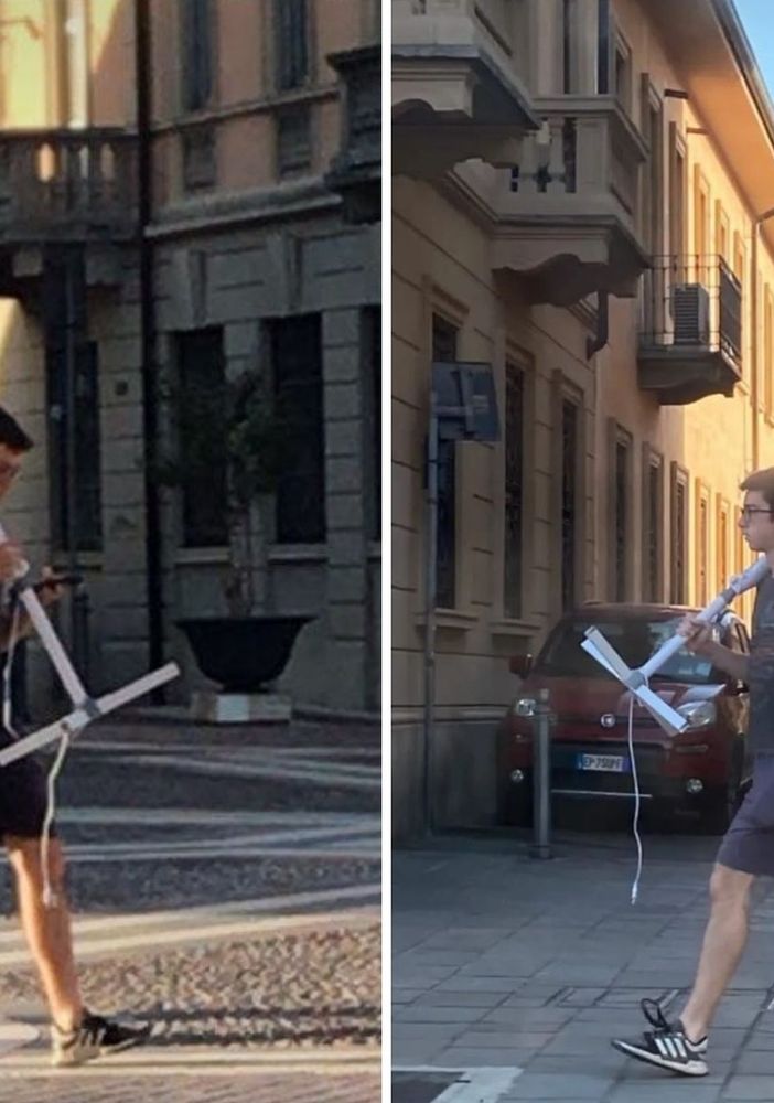 Il ragazzo accaldato a passeggio con il ventilatore spopola sui social