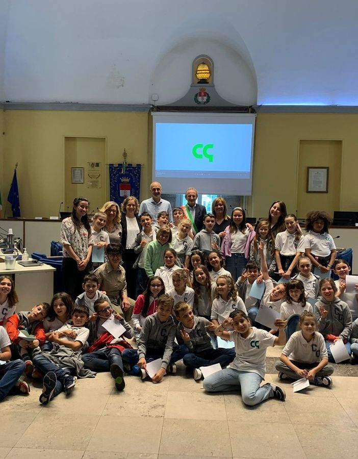 VIDEO. Una visita in municipio merita una canzone. Anzi &quot;99 stelle&quot;