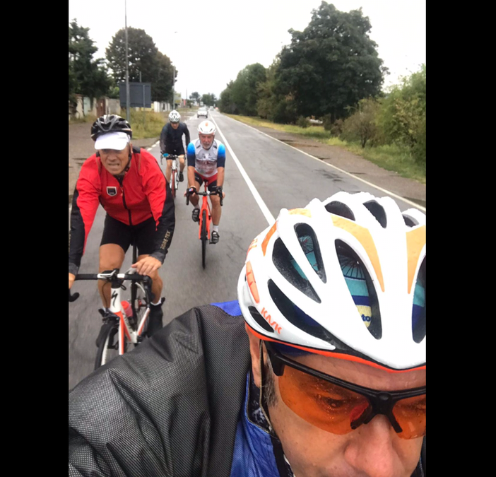 «I primi 173 chilometri fatti, anche controvento!» I ciclisti consegnano il gagliardetto di Legnano al &quot;sindaco di Coppi&quot;