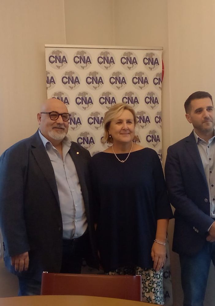 Da sinistra Luca Mambretti, presidente Cna Varese, il direttore Roberta Tajè e Francesco Romano, responsabile del progetto Cambiamenti