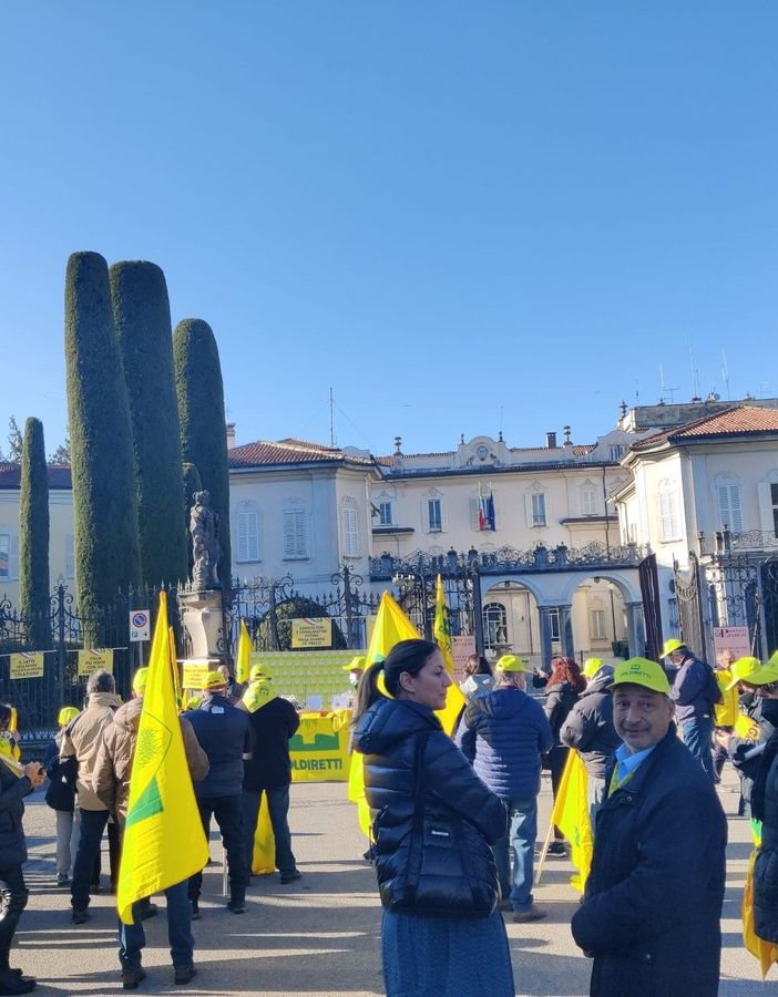 FOTO. Varese, allevatori e agricoltori in piazza contro il caro bollette