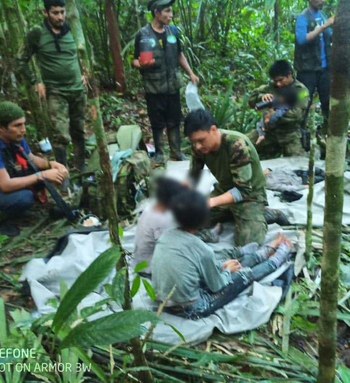 Il miracolo che commuove tutto il mondo: salvi i 4 fratellini dispersi da 40 giorni nella foresta colombiana