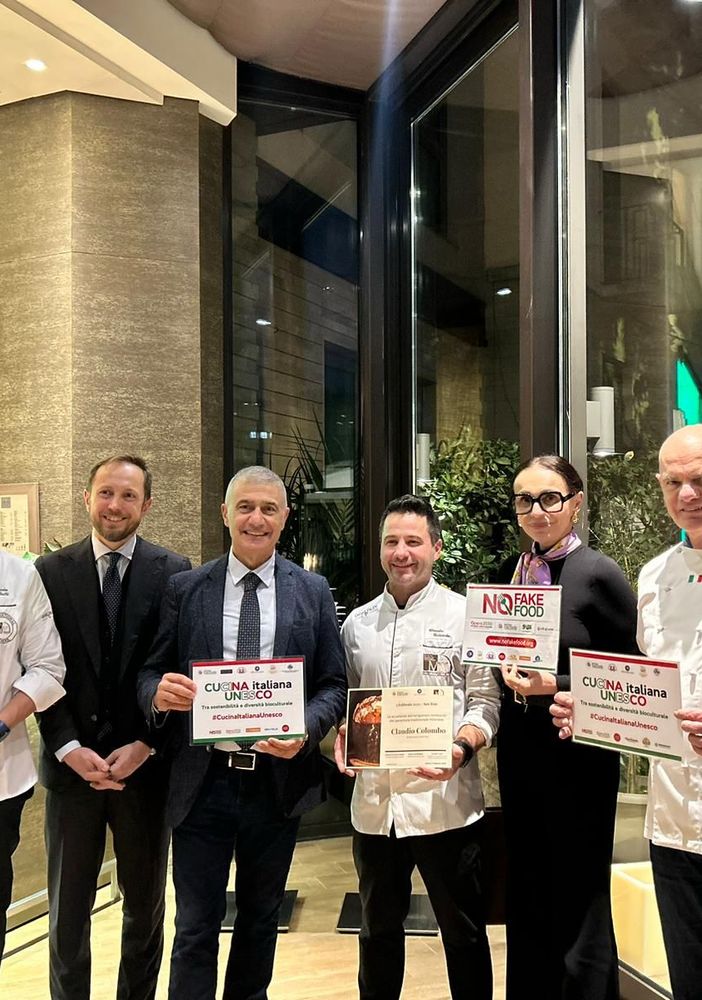 Claudio Colombo (quinto da sinistra) dopo aver ricevuto il Premio per il Migliore Panettone Artigianale della Lombardia