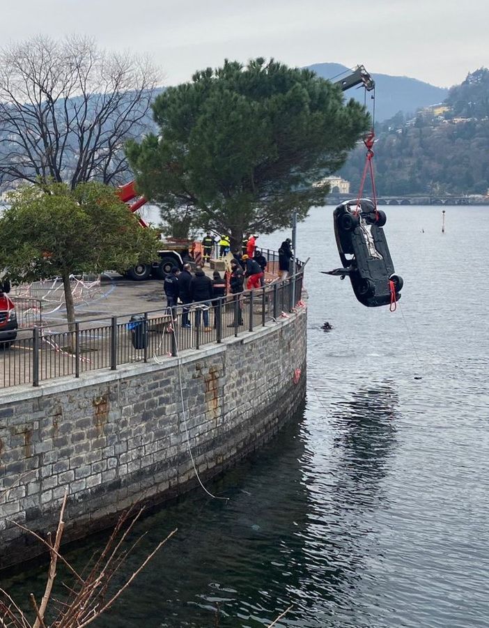 Recuperata dall'autogrù dei vigili del fuoco di Varese l'auto finita nel lago di Como. Giallo sulle cause della tragedia