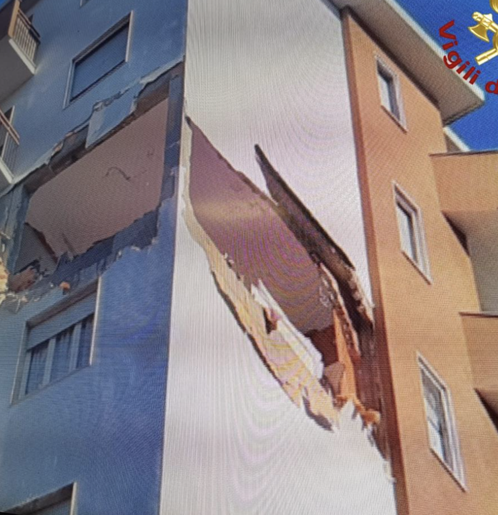 Esplosione in un condominio a Corsico: appartamento sventrato