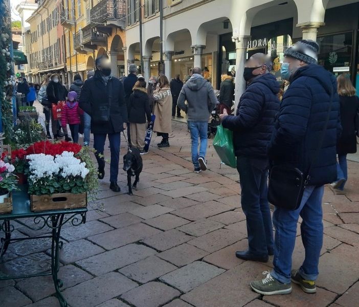 «Comprate i regali di Natale nei negozi delle vostre città», l'appello di Confcommercio