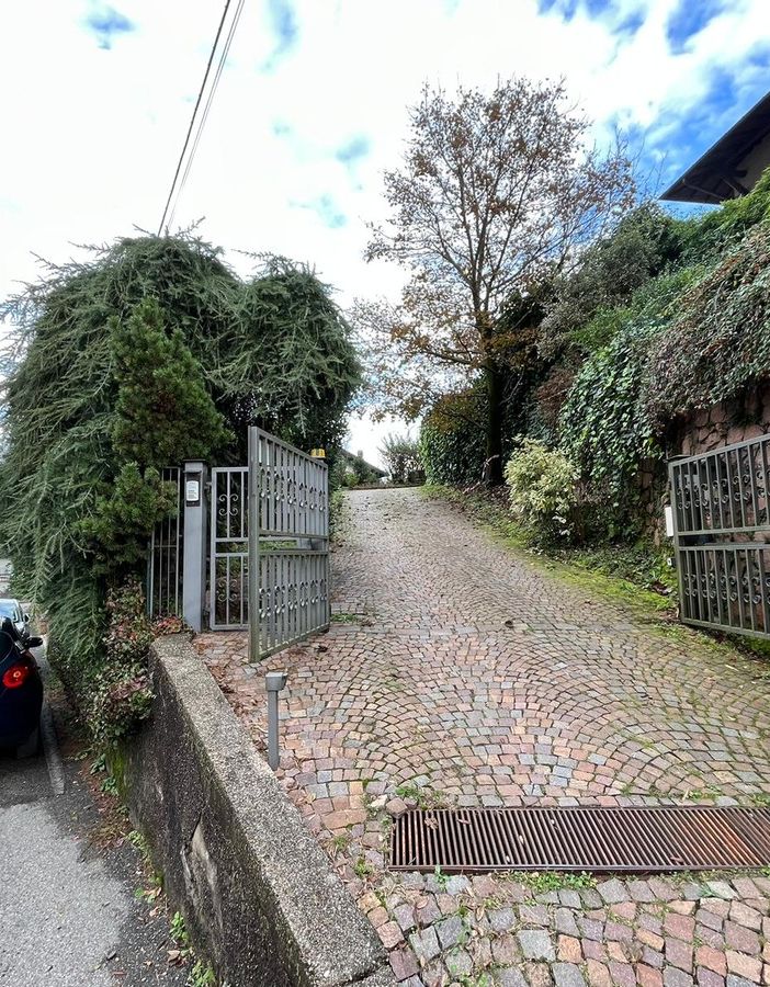 L'ingresso della villetta di Cuasso al Monte in località Cavagnano dove si è consumato il tragico fatto di sangue L'ingresso della villetta di Cuasso al Monte in località Cavagnano dove si è consumato il tragico fatto di sangue