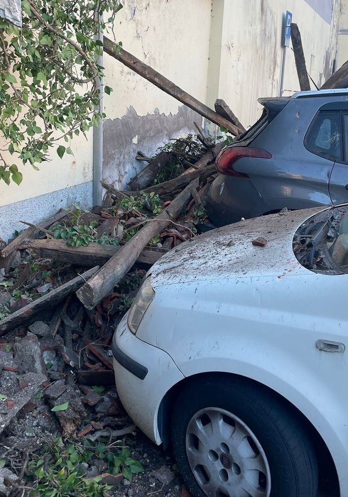 FOTO. Cuggiono, tetto crolla sulle auto: intervengono i vigili del fuoco