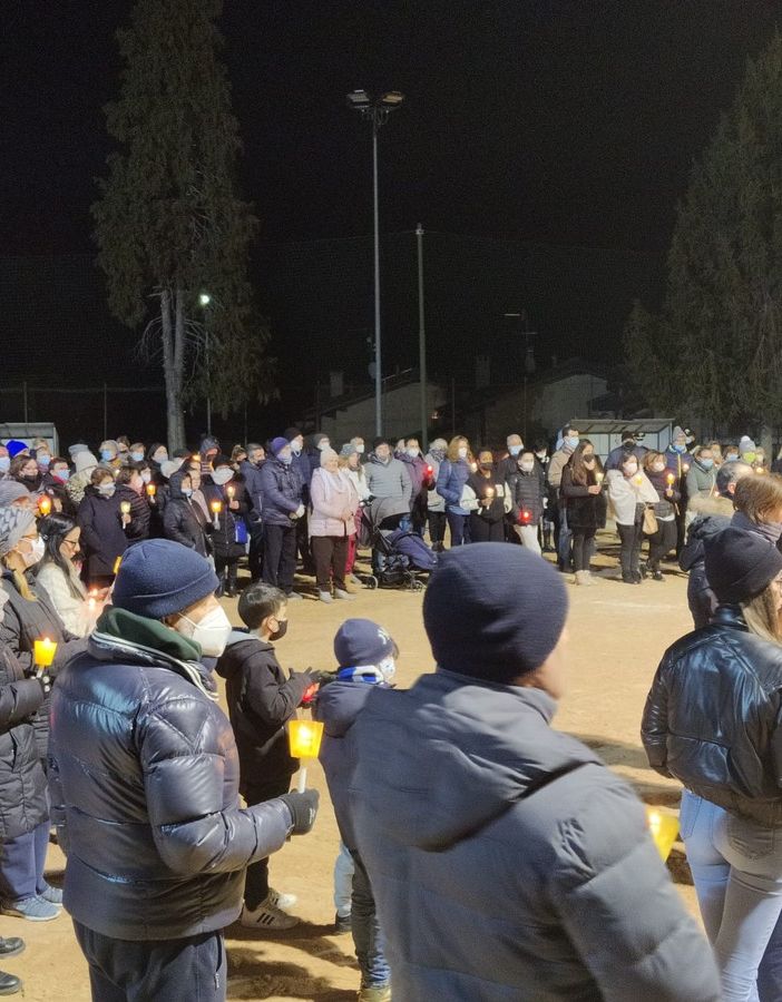 Centinaia di fiaccole per ricordare il piccolo Daniele Paitoni, mamma Silvia: «Dani esplosione di luce. Con voi non mi sento sola»