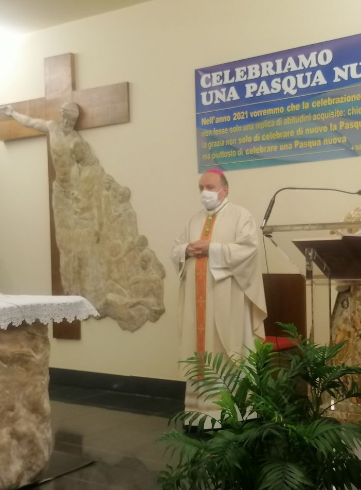 Monsignor Delpini all'ospedale di Circolo celebra la messa in suffragio delle vittime di Covid: «Non ho risposte alle vostre domande, ma posso regalarvi cinque parole amiche»