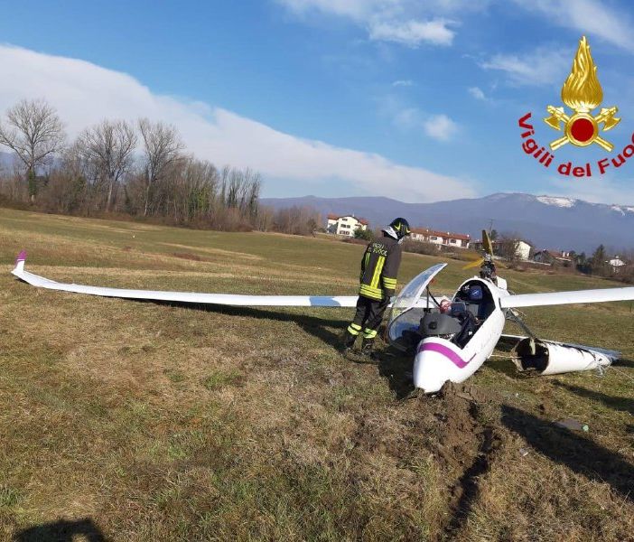 Bardello, atterraggio di emergenza per un aliante: paura per due uomini
