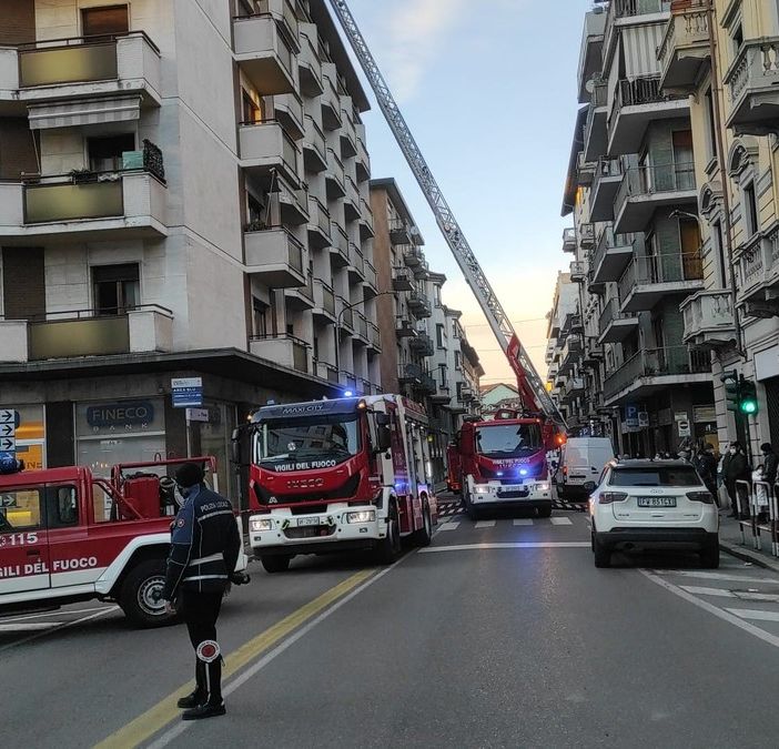 FOTO. Colonna di fumo e fiamme nel centro di Varese, vigili del fuoco in azione