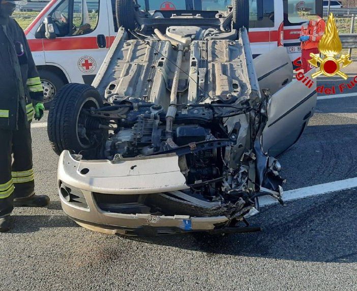 Carambola in Autolaghi, macchina si ribalta dopo lo scontro con un camion