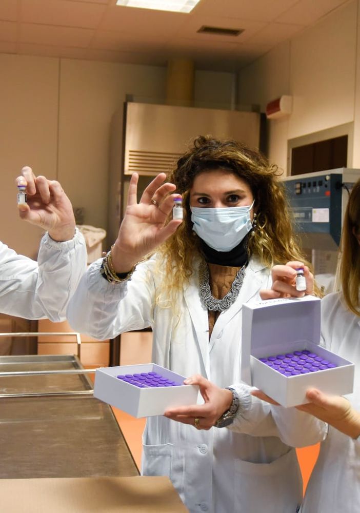 In Lombardia superate le centomila vaccinazioni anti Covid. Monti: «Se non arrivano scorte domenica saremo costretti a fermarci»