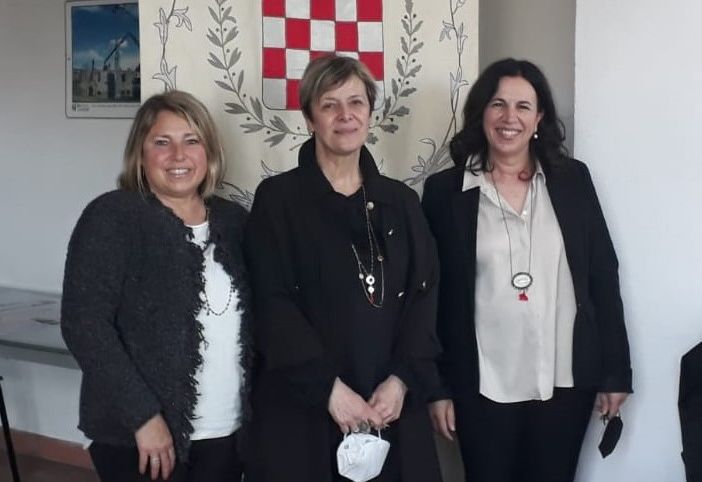 A Cairate “la forza è donna”. Tre nuove panchine fucsia, una mostra e un gran galà