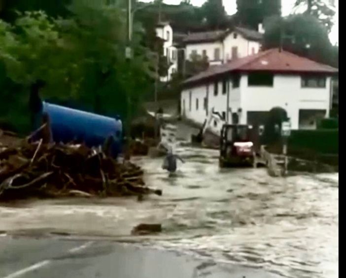 Un video impressionante: donna travolta mentre prova ad attraversare un fiume in piena di acqua, fango e detriti