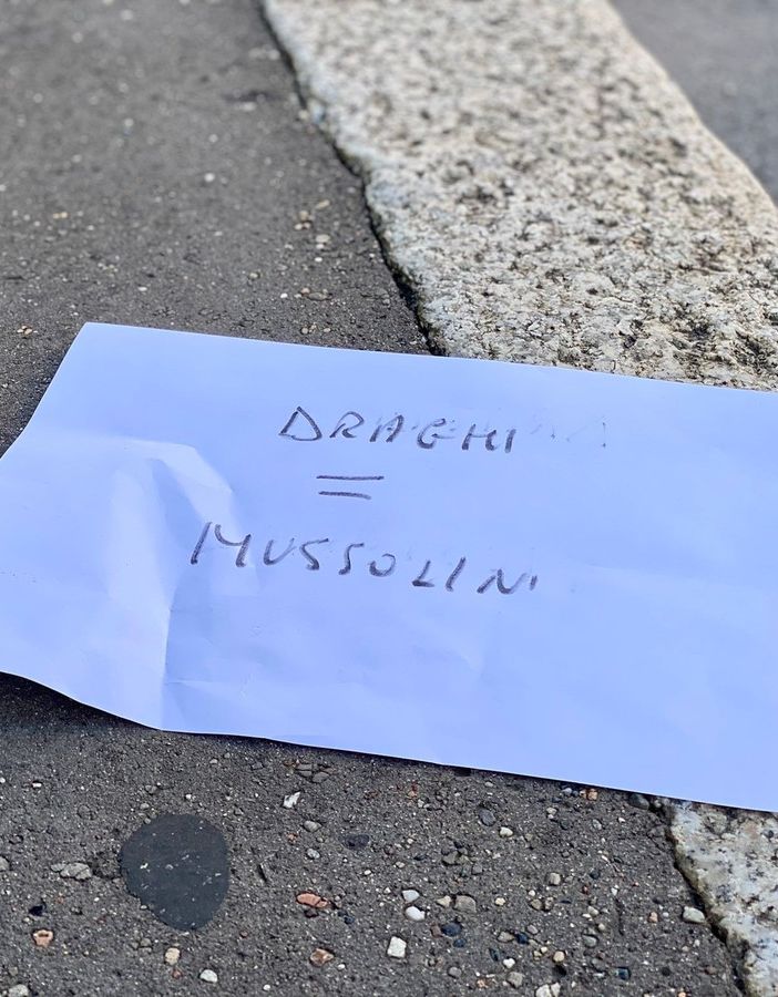 &quot;Draghi uguale Mussolini&quot;, centinaia di foglietti sparsi per il centro di Varese