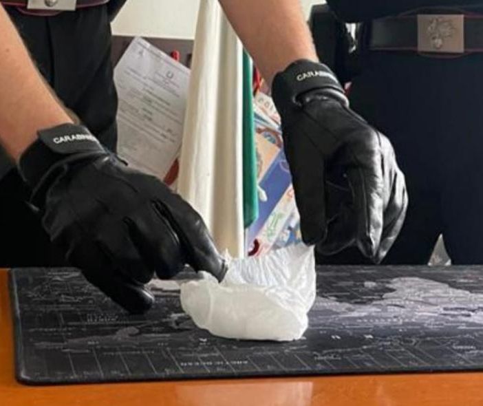 A spasso con la cocaina nella borsetta: arrestata dai carabinieri a Cassano Magnago