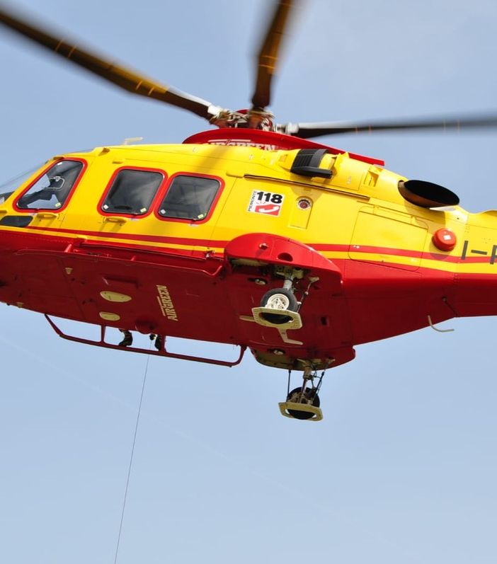 Anziano investito in centro a Lonate Pozzolo: si alza in volo l'elisoccorso