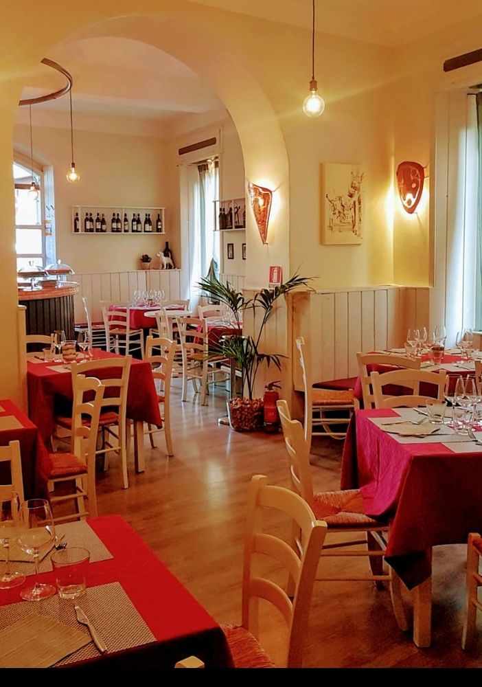 Luca Nicoletti, titolare dell'Enosteria di Gallarate, mostra con orgoglio l'attestato di &quot;Eccellenze Italiane&quot;
