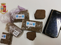 Quattrocento grammi di hashish nascosti nell'armadio, spacciatore in manette