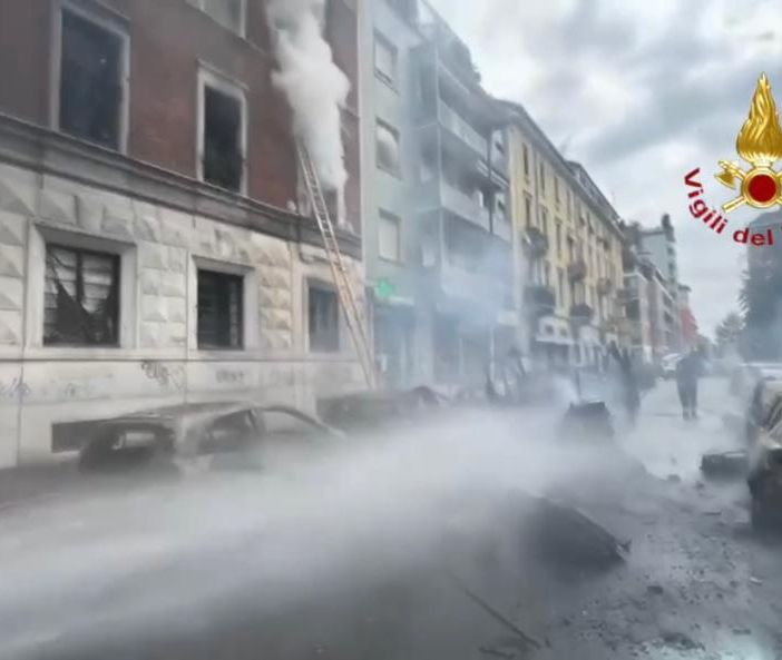 Il video dell'esplosione in centro a Milano: due feriti e danni a palazzi e auto