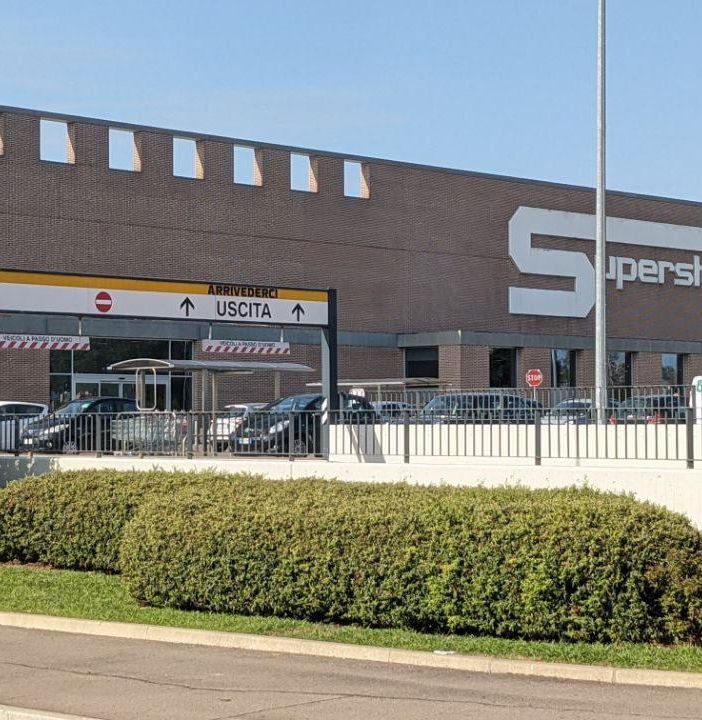 Saronno, ruba duemila euro di spazzolini e lamette all’Esselunga: in manette 20enne