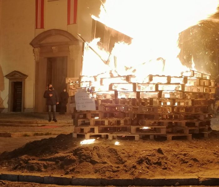 Annullato il falò di Sant'Antonio, ma i Monelli restano tali: «Troveremo un modo per mantenere viva la tradizione del fuoco»