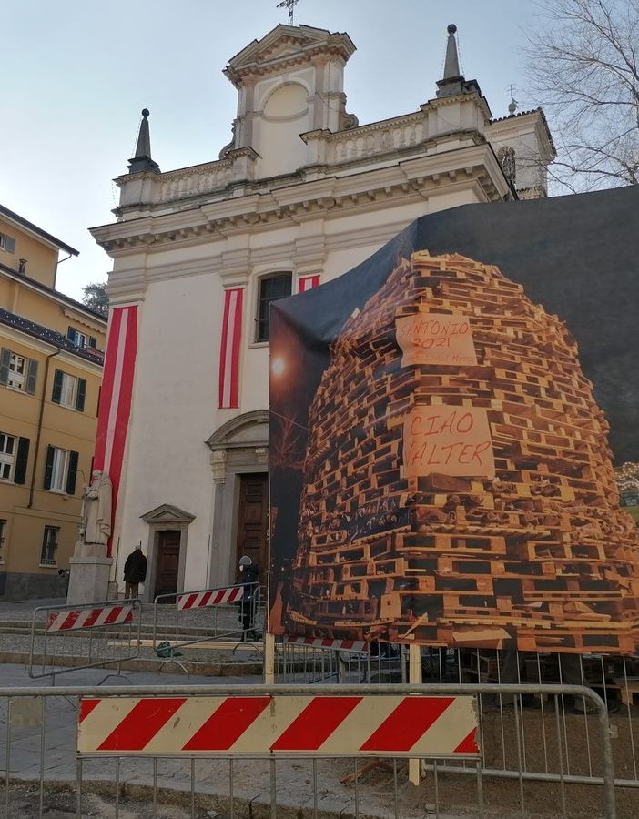 VIDEO. I Monelli della Motta preparano la pira: alle 22.30 l'accensione del Falò. Diretta su VareseNoi