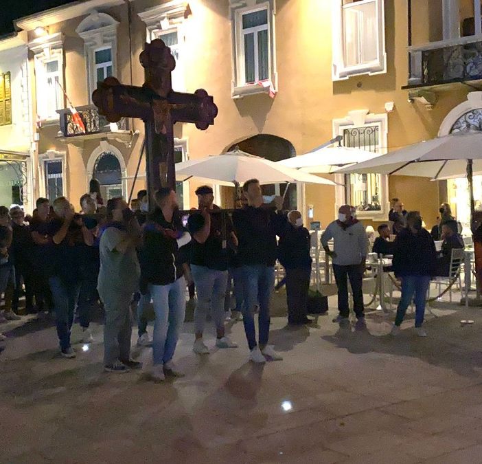 Flora, la gioia, la festa in una gelida sera di settembre