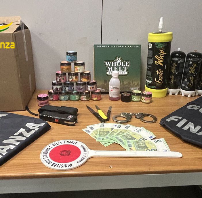 Resina di marijuana, sciroppo di codeina, bombolette di azoto. L'ultima frontiera dello sballo a casa di un cinese