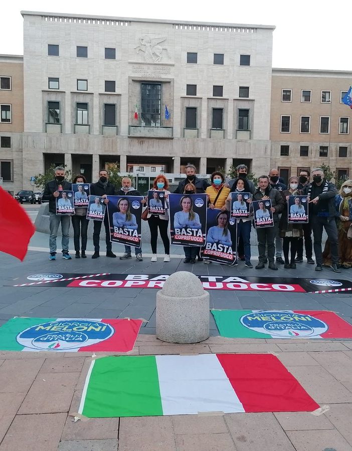 VIDEO. «Basta coprifuoco», il sit-in di Fratelli d’Italia in piazza Monte Grappa