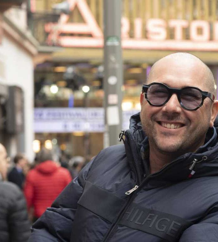 Giovanni Frontera davanti all'Ariston di Sanremo