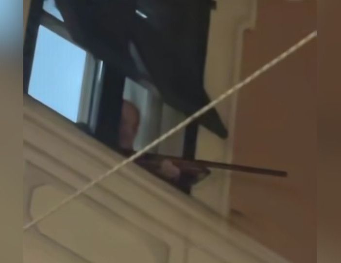 Con il fucile puntato sulla folla fuori da una finestra di Albenga