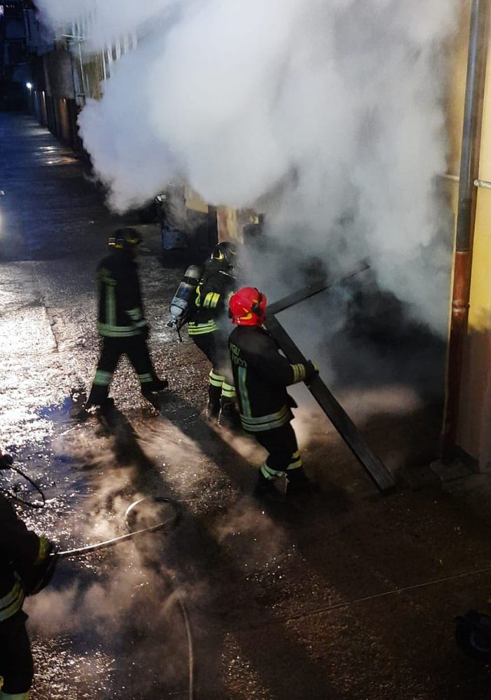 Incendio all'alba a Cairate: i vigili del fuoco portano in salvo una persona disabile