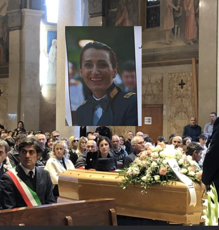 VIDEO. L’addio al vicequestore Antonella Iasilli: «Mamma, fino all’ultimo hai stretto la nostra mano e ci hai infuso la forza». Poi l'omaggio dei colleghi e della gente