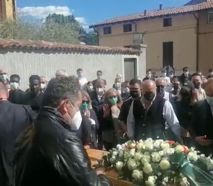 VIDEO E FOTO. L'ultimo applauso di Varese a Ciro Grassia, l'uomo buono che vive nel ricordo di chi lo ha amato
