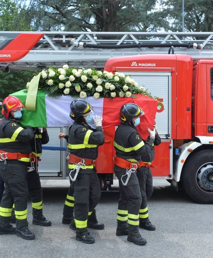 «Ciao Gennaro ti porteremo sempre nel nostro cuore». I vigili del fuoco salutano il direttore speciale De Filippis
