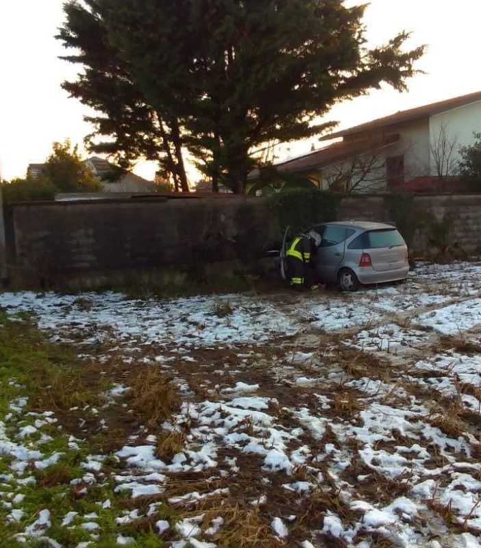 Auto fuori strada contro il muro di un'abitazione, arriva l’elisoccorso: un ferito grave