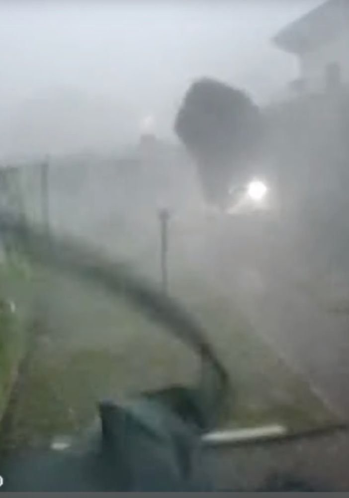 Nubifragi e downburst, il giorno dopo si contano i danni. In un video la violenza impressionante delle raffiche