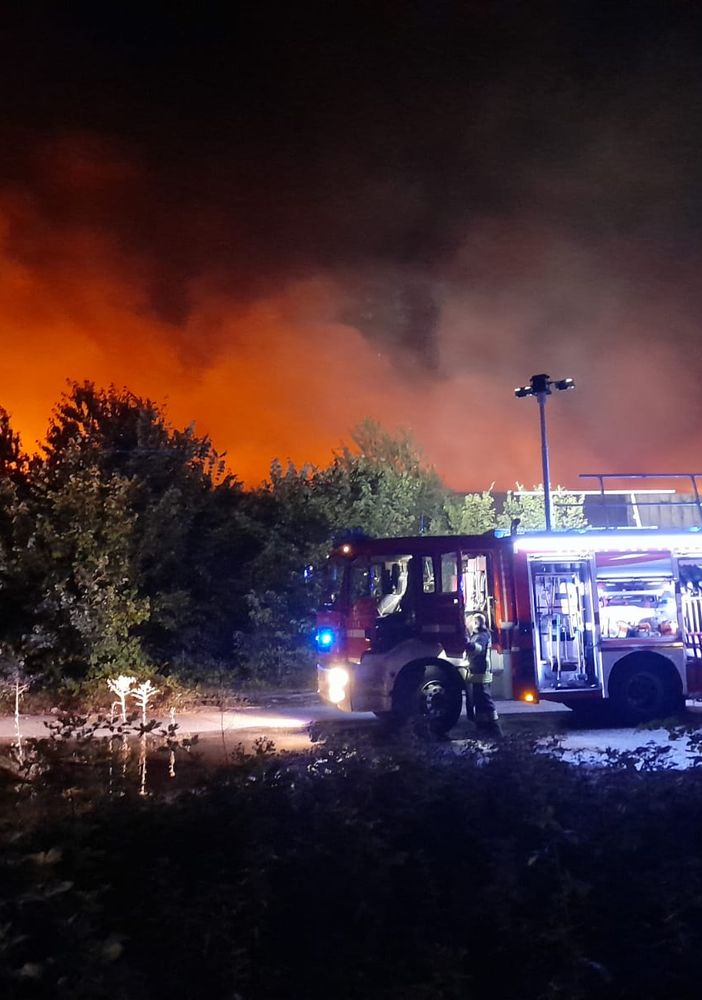 FOTO Garbagnate, maxi incendio nell’ex fabbrica. Fuoco ed esplosioni, case evacuate