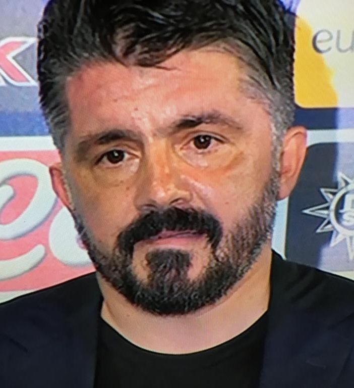 Gattuso e la bufera sul fumo. Il sindaco: «Polemica assurda»