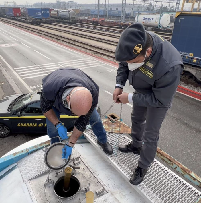 Truffa sui carburanti, nuovo maxi sequestro della Finanza di Varese