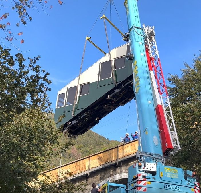 VIDEO e FOTO. Torna a casa la funicolare del Sacro Monte: posata la prima delle due cabine completamente rimessa a nuovo