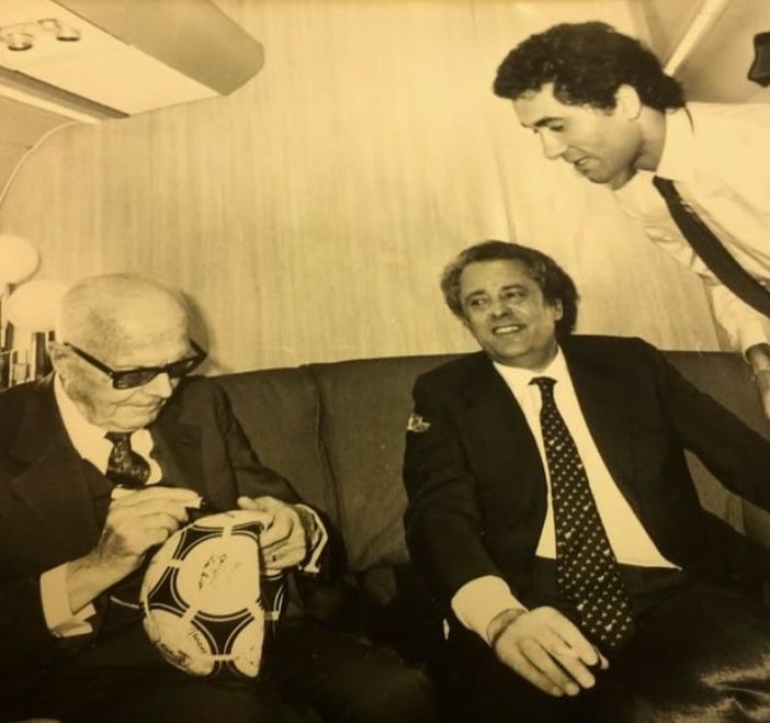 Il presidente Sandro Pertini firma il pallone davanti a Claudio Gentile, uno degli eroi mundial dell'82